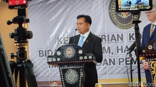 Menko Kumham Imipas, Yusril Ihza Mahendra bertemu dengan Mendagri Australia, Tony Burke, di Kantor Kemenko Kumham Imipas. (Adrial/detikcom)