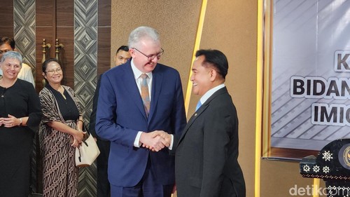 Menko Kumham Imipas, Yusril Ihza Mahendra bertemu dengan Mendagri Australia, Tony Burke, di Kantor Kemenko Kumham Imipas. (Adrial/detikcom)