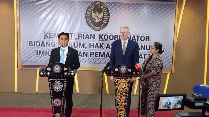 Menko Kumham Imipas, Yusril Ihza Mahendra bertemu dengan Mendagri Australia, Tony Burke, di Kantor Kemenko Kumham Imipas.