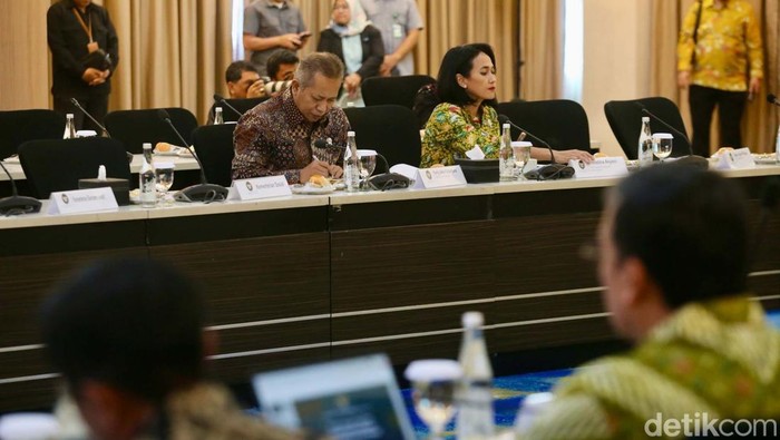 Menko PM Muhaimin Iskandar memimpin rapat tingkat menteri di Jakarta, Selasa (3/12/2024). Rapat itu membahas program peningkatan kesejahteraan masyarakat, dll.