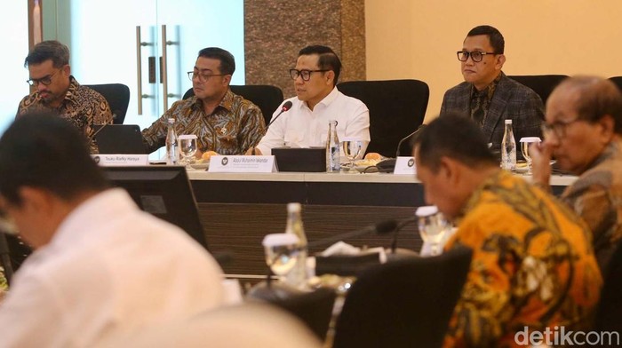 Menko Pemberdayaan Masyarakat Raker Bahas Serbuan Produk Impor Menko PM Muhaimin Iskandar memimpin rapat tingkat menteri di Jakarta, Selasa (3/12/2024). Rapat itu membahas program peningkatan kesejahteraan masyarakat, dll.