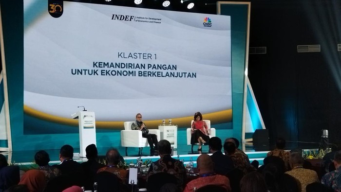 Menko Zulhas dalam acara Sarasehan 100 Ekonom Indonesia yang ke-8 (Kurniawan/detikcom)