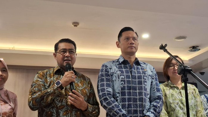 Menteri Ekonomi Kreatif Teuku Riefky Harsya menemui Menko Bidang Infrastruktur dan Pembangunan Kewilayahan Agus Harimurti Yudhoyono (AHY)