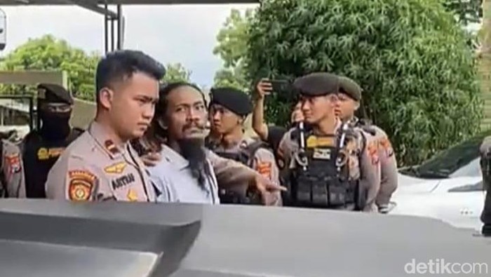 Miliarder eks kades di Gresik membantah tudingan dirinya menguasai aset desa untuk kepentingan pribadi.