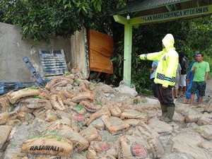 Truk Pengangkut Semen di Picung Pandeglang Terguling, Diduga Rem Blong