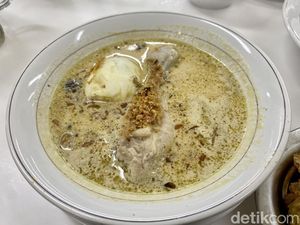 Opor Susu Legendaris : Hangat Gurih Opor Kuah Susu Ayam Asap dan Daging Sapi