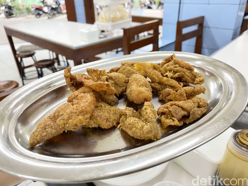 Hangat Gurih Opor Kuah Susu Ayam Asap dan Daging Sapi