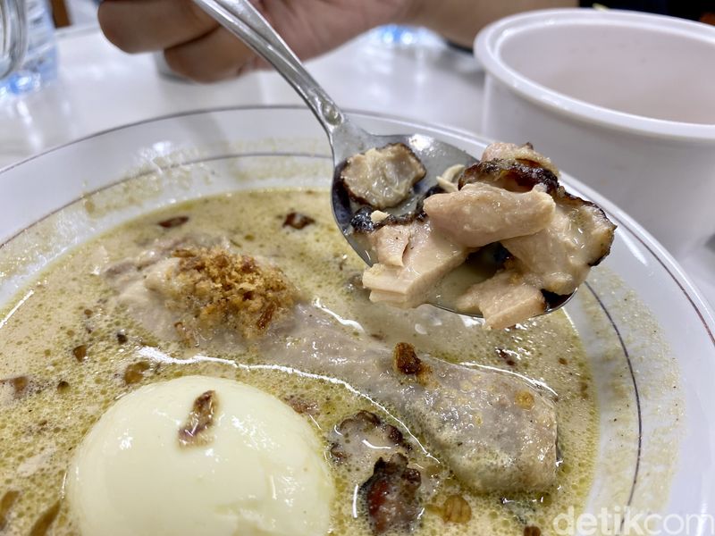  Hangat Gurih Opor Kuah Susu Ayam Asap dan Daging Sapi