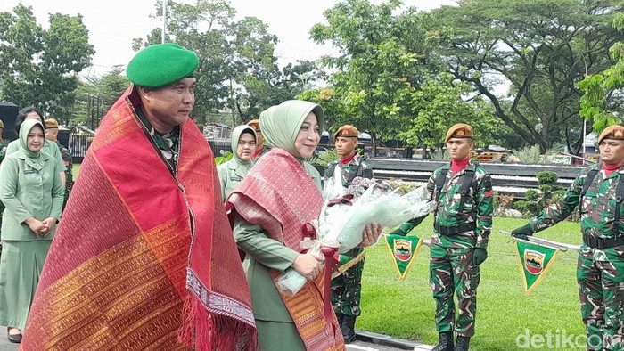 Pangdam I/Bukit Barisan Mayjen TNI Rio Firdianto diulosi saat tiba di Kodam I/Bukit Barisan. (Nizar Aldi/detikSumut)