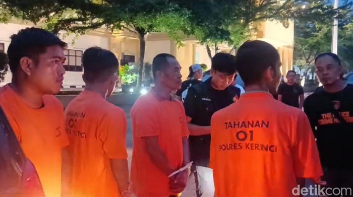 Para tersangka perusakan kotak suara di Sungai Penuh ditahan di Polda Jambi.