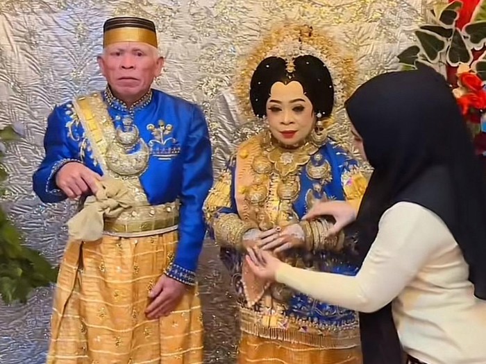 Pasangan pengantin yang baru bertemu jodoh di usia 50 tahun, mendadak viral di TikTok.