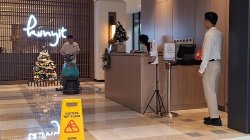 Pekerja di salah satu hotel berbintang di Kota Mataram, NTB, Selasa (3/12/2024). (Nathea Citra/detikBali)