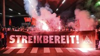 Serikat pekerja pada pekan lalu mengusulkan langkah-langkah yang disebut akan menghemat US$ 1,6 miliar, termasuk menghilangkan bonus untuk tahun 2025 dan 2026. Namun usulan itu ditolak oleh Volkswagen. (Hendrik Schmidt/dpa via AP)