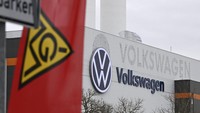 Volkswagen menuntut pemotongan gaji sebesar 10% terhadap karyawannya. Mereka menyebut perlu memangkas biaya dan meningkatkan keuntungan untuk mempertahankan pangsa pasar dalam menghadapi persaingan dengan produk murah dari China, serta penurunan permintaan mobil di Eropa. (Hendrik Schmidt/dpa via AP)