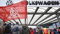 Volkswagen mengancam akan menutup pabriknya di Jerman untuk pertama kalinya dalam 87 tahun sejarah perusahaan tersebut. (Hendrik Schmidt/dpa via AP)