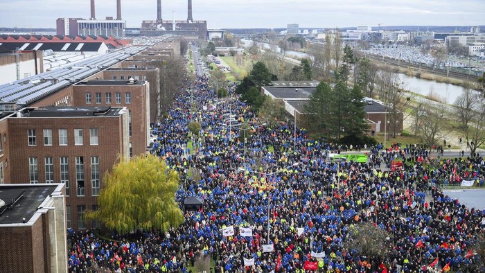 Pekerja Pabrik Volkswagen Demo Besar-besaran di Jerman Volkswagen workers attend at a rally during at nationwide warning Volkswagen workers' strike, on the grounds of the main Volkswagen plant in Wolfsburg, Germany, Monday, Dec. 2, 2024. (Julian Stratenschulte/Pool Photo via AP)