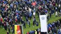 Volkswagen dan karyawannya memang sedang berselisih terkait PHK massal, pemotongan gaji dan kemungkinan penutupan pabrik. Volkswagen menyebut tindakan itu tidak dapat dikesampingkan dalam menghadapi persaingan dari produsen mobil China. (Julian Stratenschulte/Pool Photo via AP)