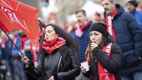 Karyawan Volkswagen ikut serta dalam demonstrasi selama peringatan nasional pemogokan pekerja Volkswagen, di Hanover, Jerman, Senin (2/12/2024). (Moritz Frankenberg/dpa via AP)