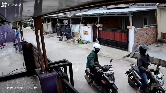 Pelaku pencurian motor terekam CCTV di Lampung Selatan.