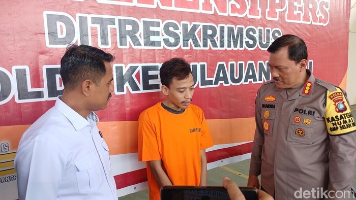 Pelaku RH saat dihadirkan dalam konferensi pers yang digelar oleh Ditreskrimsus Polda Kepri. (Alamudin Hamapu/detikSumut)