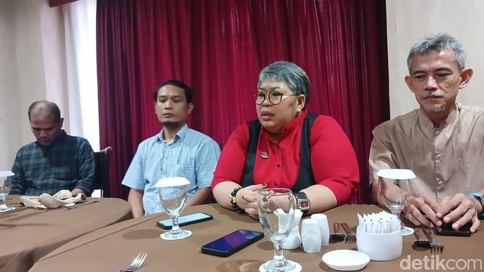 Pelapor, Riki Indrakari dan Sekretaris Pemenangan Nuryanto-Hardi, Ernawati saat memberikan keterangan soal penghentian laporan oleh Bawaslu Batam. (Alamudin Hamapu/detikSumut)