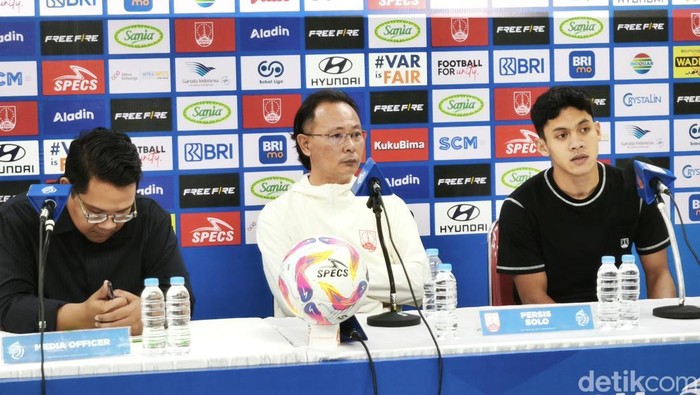 Pelatih Persis Solo, Ong Kim Swee (tengah), saat konferensi pers di Stadion Manahan, Solo, Selasa (3/12/2024).