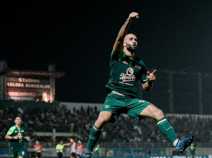 Pemain Persebaya Mohammed Rashid