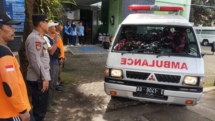 Proses evakuasi pemancing tenggelam di dam Lengkong,