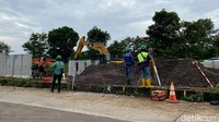 Petugas dari kementerian terkait sedang melakukan pengukuran tanah di lokasi pembangunan exit Tol Gedebage KM 151.