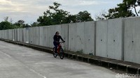 Beton-beton saluran air telah terpasang di kawasan exit Tol Gedebade KM 151.