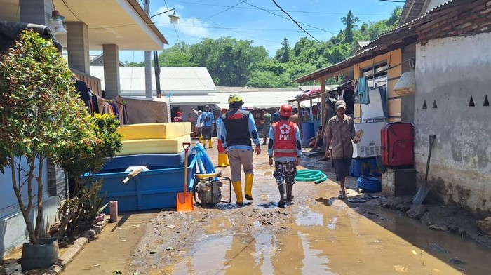 Pembersihan lumpur sisa banjir di Kampung Raas Sendangbiru Malang