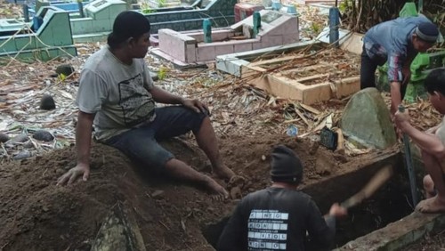 Pembongkaran makam di Bulukumba gegara beda pilihan di Pilkada 2024.