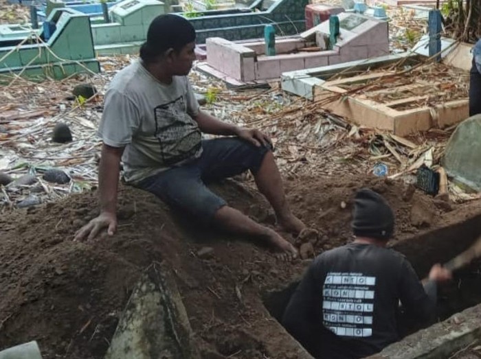 Pembongkaran makam di Bulukumba gegara beda pilihan di Pilkada 2024.