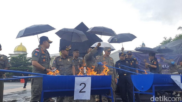 Pemusnahan batang rokok ilegal.