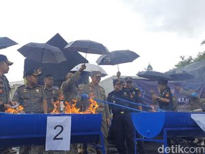 Jutaan Rokok Ilegal di Tasikmalaya Dimusnahkan