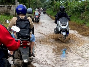 Core Warga Bandung Timur Lewat Sapan di Musim Hujan