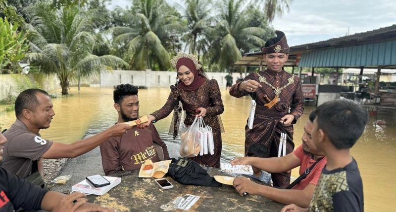 Mulia! Pengantin Bagikan Makanan Kenduri untuk Warga Kebanjiran