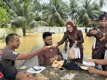 Mulia! Pengantin Bagikan Makanan Kenduri untuk Warga Kebanjiran