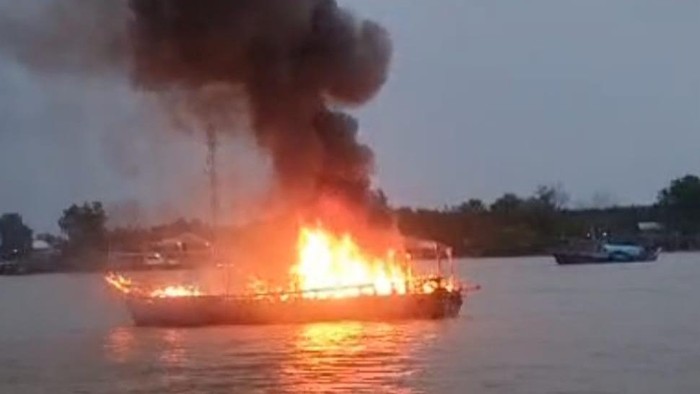 Perahu nelayan di Sungsang Banyuasin terbakar