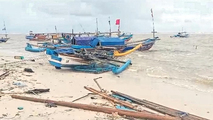 Perahu nelayan Ujunggenteng, Sukabumi, rusak.
