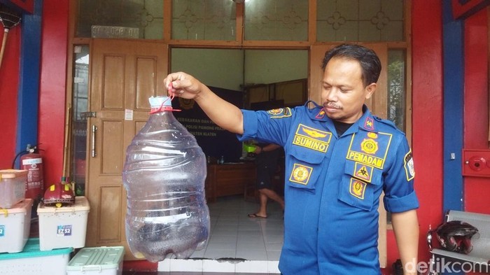Petugas menunjukkan ular kobra Jawa yang menyembur warga Bayat, Klaten, Selasa (3/12/2024).