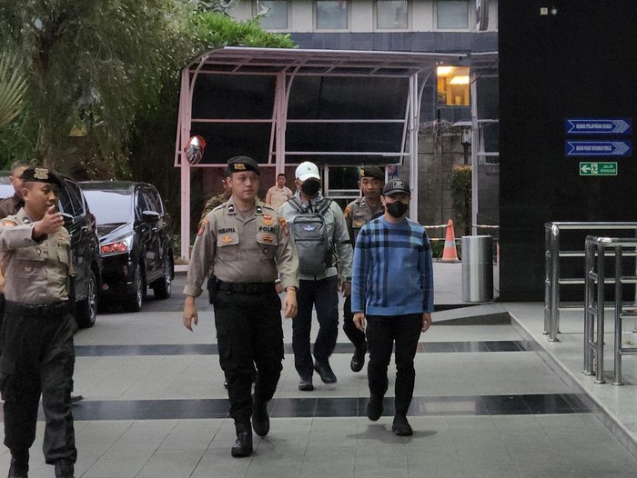 Pj Wali Kota Pekanbaru Risnandar Mahiwa tiba di gedung KPK usai terjaring OTT (Adrial/detikcom)
