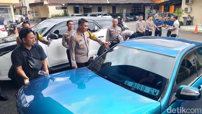 Polisi Amankan pemilik mobil mewah pakai plat nomor sama dengan mobil lain