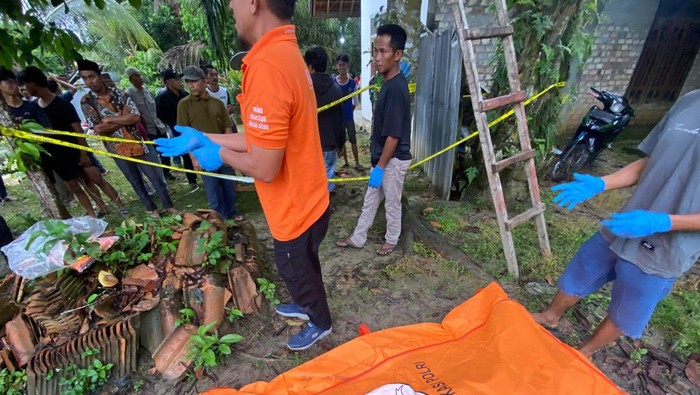 Polisi mengevakuasi mayat dua pasangan tewas dibunuh dan gantung diri di Tebo, Jambi.