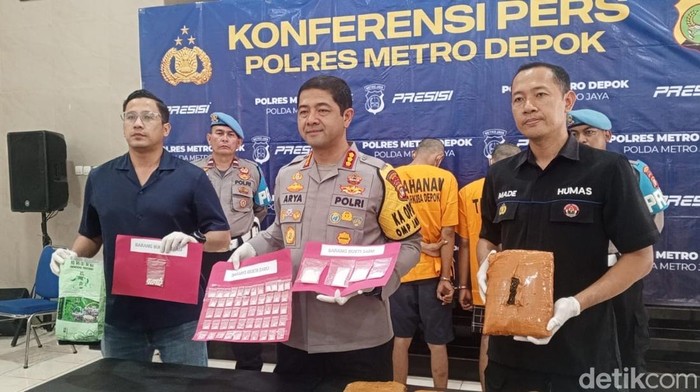 Polisi tangkap 3 pengedar narkoba di Depok. (Devi/detikcom)