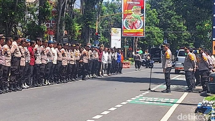 Polres Bondowoso Sekat-Alihkan Lalin sata rekapitulasi surat suara