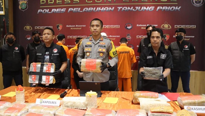 Polres Pelabuhan Tanjung Priok menyita 60 kilogram ganja dan 392 ekstasi selama November 2024.