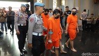 Dari tangan ketiga pengedar ini diamankan 154 bungkus ganja dengan berat 163,58 kilogram serta satu unit mobil sedan.