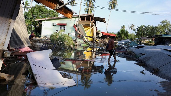 Potret Kehancuran Akibat Banjir Terburuk di Malaysia Men carry a freezer as they begin cleaning up after the floodwaters recede in Tumpat, Malaysia, December 2, 2024. REUTERS/Hasnoor Hussain