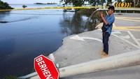 Sejumlah ruas jalan juga rusak tergerus banjir.